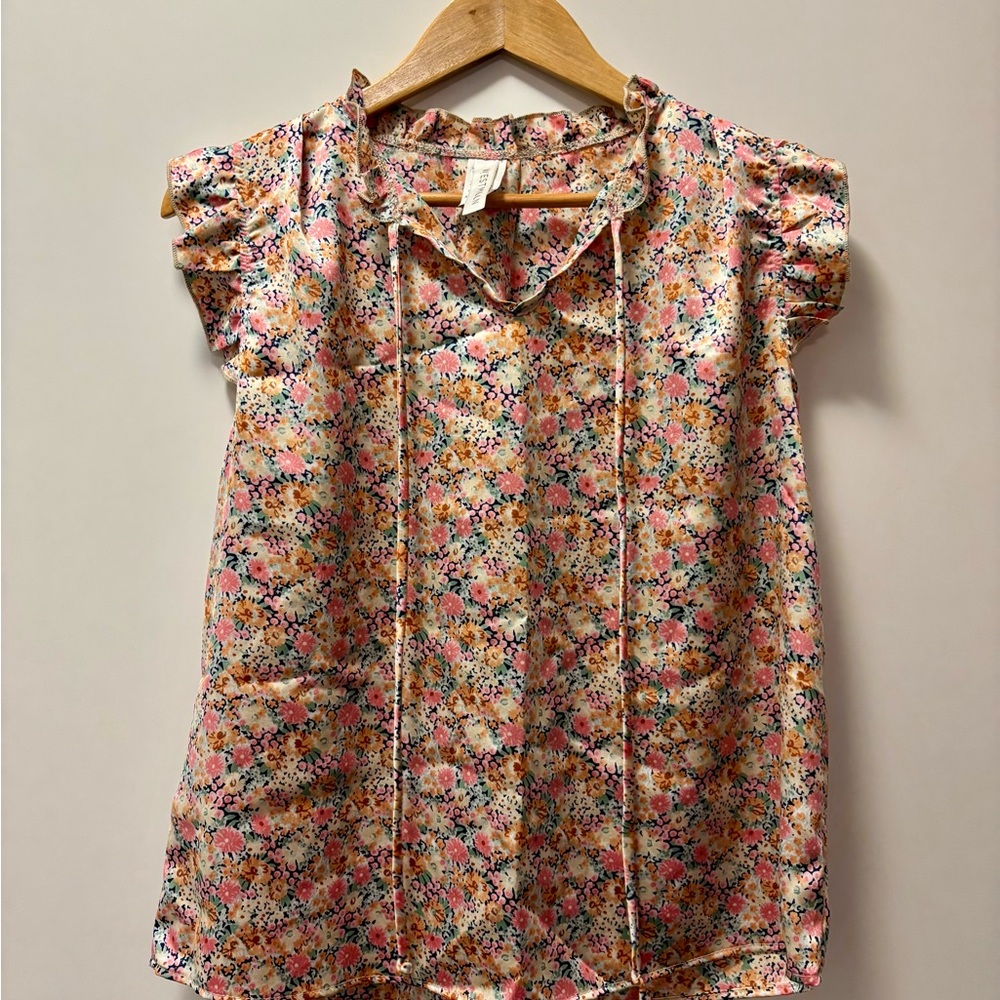 Floral top with ruffled sleeve and collar